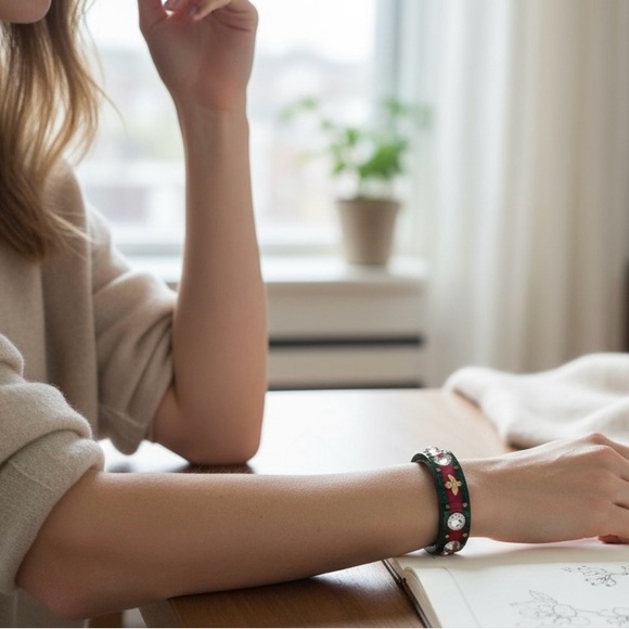 Gucci Red and Green Crystal Bee Cuff Bracelet - Picture 5 of 10